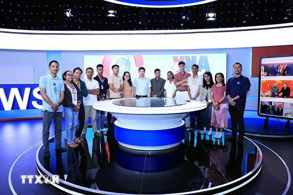 Các đại biểu chụp ảnh chung tại trường quay thuộc Trung tâm Nội dung số và Truyền thông. (Ảnh: Tuấn Anh/TTXVN)