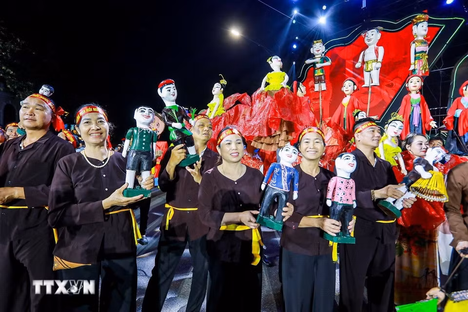 Phường múa rối Đào Thục tại Lễ hội múa rối Hà Nội 2025. (Ảnh: Khánh Hòa/TTXVN)