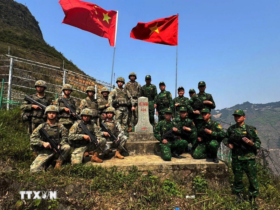 Đồn Biên phòng Lũng Cú (Bộ Chỉ huy Bộ đội Biên phòng tỉnh Hà Giang, Việt Nam) và Biên phòng khu vực huyện Phú Ninh, Quân Giải phóng Nhân dân Trung Quốc tuần tra song phương trên tuyến biên giới Việt-Trung. (Ảnh: Mạnh Cầm/TTXVN phát)