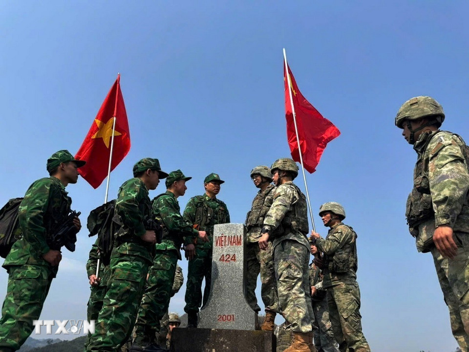 Đồn Biên phòng Lũng Cú (Bộ Chỉ huy Bộ đội Biên phòng tỉnh Hà Giang, Việt Nam) và Biên phòng khu vực huyện Phú Ninh, Quân Giải phóng Nhân dân Trung Quốc tuần tra song phương trên tuyến biên giới Việt-Trung. (Ảnh: Mạnh Cầm/TTXVN phát)