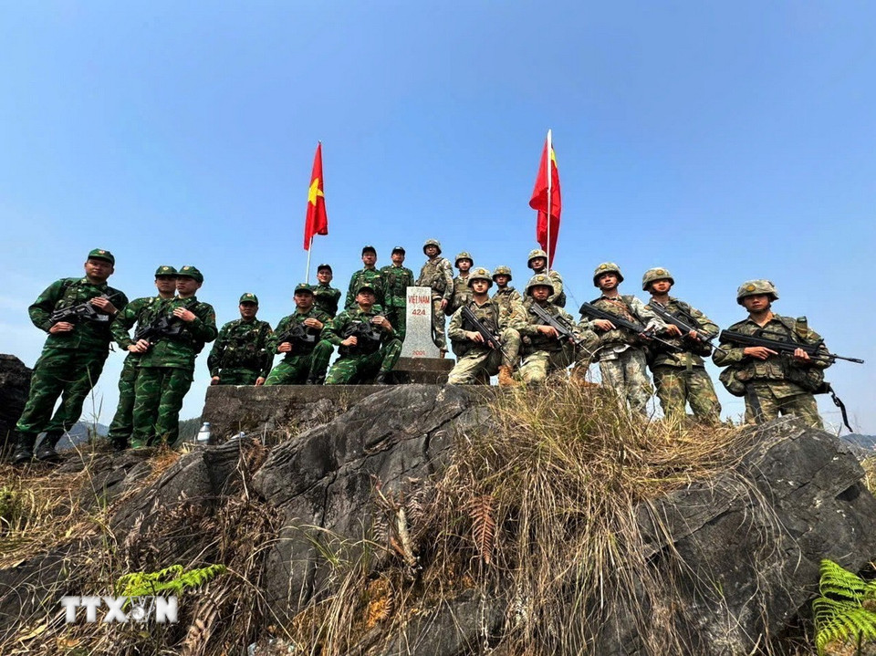 Đồn Biên phòng Lũng Cú và Biên phòng khu vực huyện Phú Ninh, Quân Giải phóng Nhân dân Trung Quốc tuần tra song phương trên tuyến biên giới Việt-Trung. (Ảnh: Mạnh Cầm/TTXVN phát)