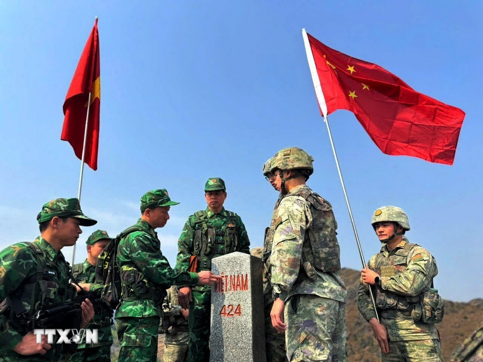 Đồn Biên phòng Lũng Cú (Bộ Chỉ huy Bộ đội Biên phòng tỉnh Hà Giang, Việt Nam) và Biên phòng khu vực huyện Phú Ninh, Quân Giải phóng Nhân dân Trung Quốc tuần tra song phương trên tuyến biên giới Việt-Trung. (Ảnh: Mạnh Cầm/TTXVN phát)