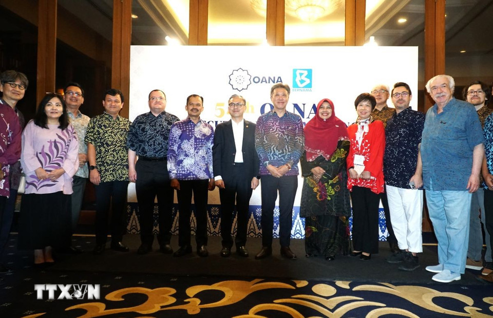 Các đại biểu tham dự Hội nghị Ban Chấp hành OANA 54 trong trang phục truyền thống Batik của Malaysia chụp ảnh lưu niệm cùng Bộ trưởng Truyền thông Malaysia Fahmi Fadzil. (Ảnh: Hằng Linh/TTXVN)