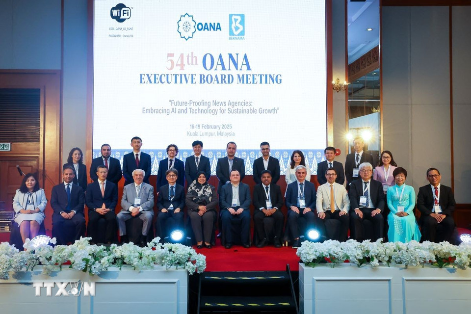 Các đại biểu tham dự Hội nghị Ban Chấp hành Tổ chức các hãng thông tấn châu Á-Thái Bình Dương (OANA) lần thứ 54 chụp ảnh lưu niệm. (Ảnh: Beranam/TTXVN phát)