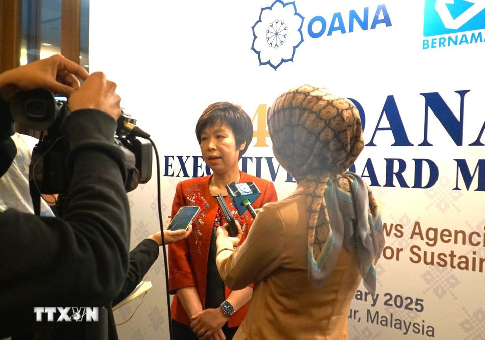 Tổng Giám đốc TTXVN Vũ Việt Trang trả lời phỏng vấn báo chí quốc tế bên lề Hội nghị Ban Chấp hành OANA 54. (Ảnh: Hằng Linh/TTXVN)