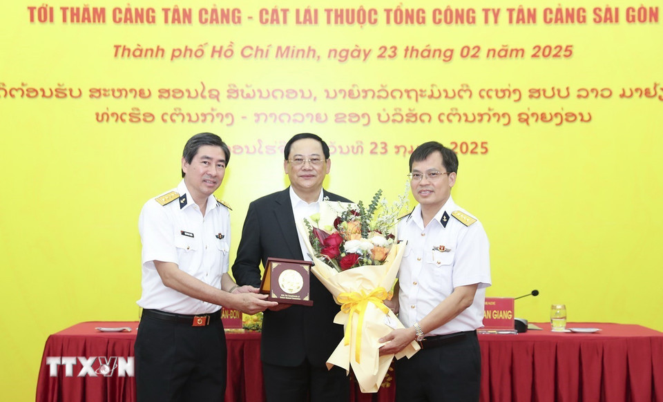 Lãnh đạo Tân Cảng Sài Gòn tặng hoa và quà lưu niệm Thủ tướng Lào Sonexay Siphandone. (Ảnh: TTXVN phát)