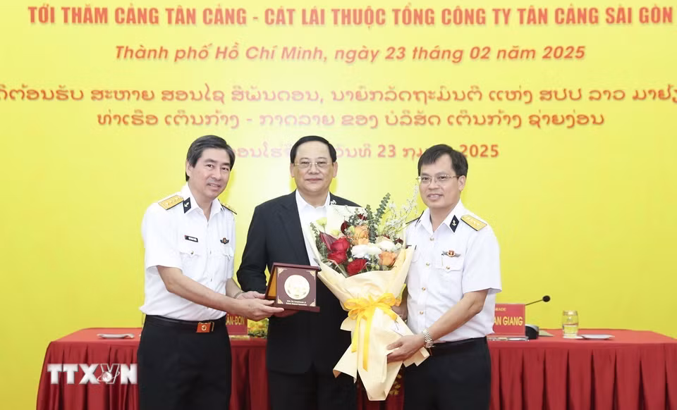 Lãnh đạo Tân Cảng Sài Gòn tặng hoa và quà lưu niệm Thủ tướng Lào Sonexay Siphandone. (Ảnh: TTXVN phát)