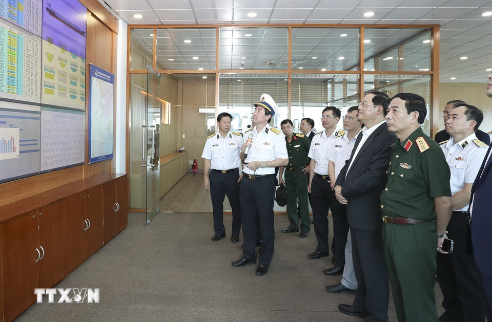 Thủ tướng Lào Sonexay Siphandone cùng đoàn công tác tham quan Trung tâm Điều hành sản xuất tại Cảng Tân Cảng-Cát Lái. (Ảnh: TTXVN phát)