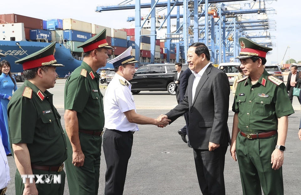 Lãnh đạo Tổng công ty Tân cảng Sài Gòn tiếp đón Thủ tướng Lào Sonexay Siphandone. (Ảnh: TTXVN phát)