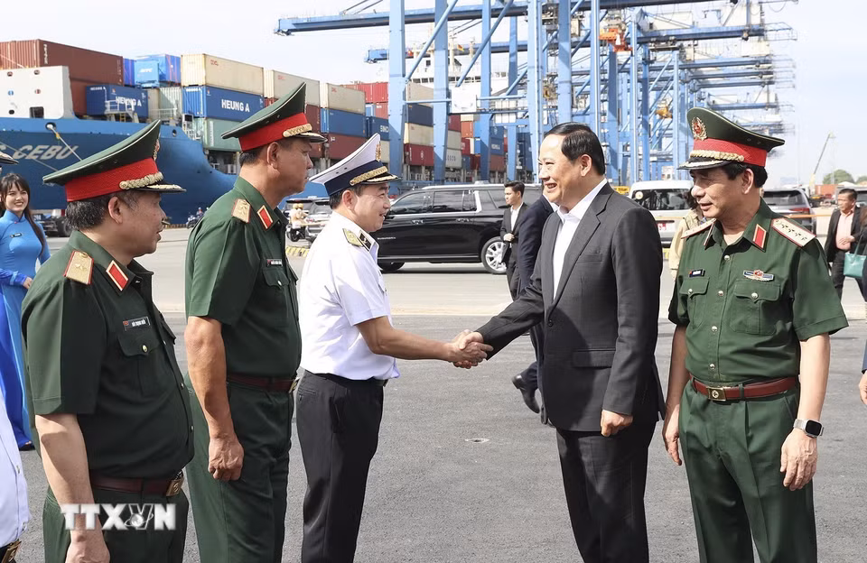 Lãnh đạo Tổng công ty Tân cảng Sài Gòn tiếp đón Thủ tướng Lào Sonexay Siphandone. (Ảnh: TTXVN phát)