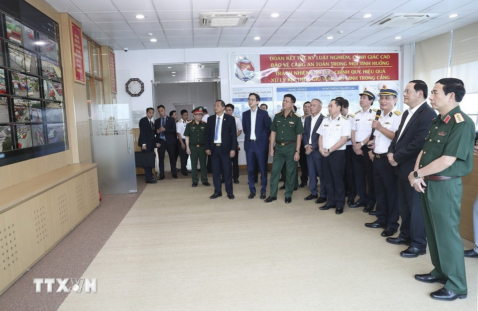 Thủ tướng Lào Sonexay Siphandone cùng đoàn công tác tham quan Trung tâm An ninh tại Cảng Tân Cảng-Cát Lái. (Ảnh: TTXVN phát)