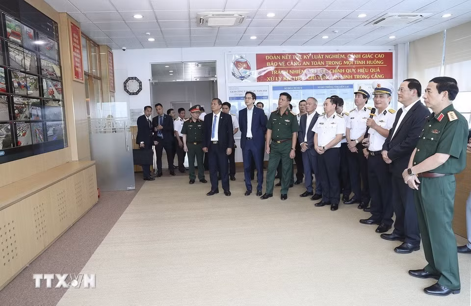 Thủ tướng Lào Sonexay Siphandone cùng đoàn công tác tham quan Trung tâm An ninh tại Cảng Tân Cảng-Cát Lái. (Ảnh: TTXVN phát)