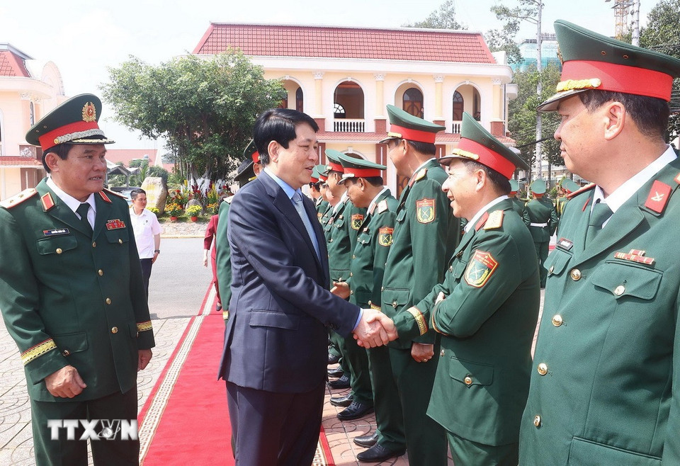 Chủ tịch nước Lương Cường với cán bộ, chỉ huy chỉ huy Bộ Tư lệnh Quân khu 9 (Bộ Quốc phòng). (Ảnh: Lâm Khánh/TTXVN)