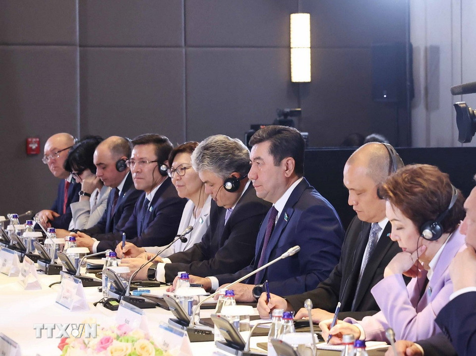 Chủ tịch Hạ viện Kazakhstan, Chủ tịch Đảng Amanat cầm quyền Erlan Koshanov và các thành viên đoàn Kazakhstan tại cuộc hội kiến Tổng Bí thư Tô Lâm. (Ảnh: Thống Nhất/TTXVN)