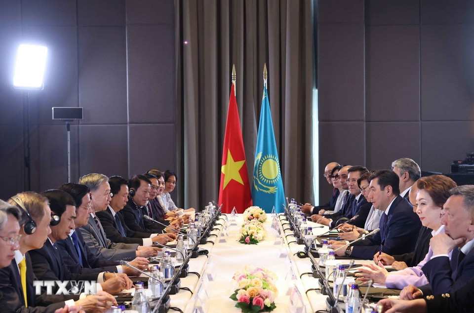 Tổng Bí thư Tô Lâm hội kiến Chủ tịch Hạ viện Kazakhstan, Chủ tịch Đảng Amanat cầm quyền Erlan Koshanov. (Ảnh: Thống Nhất/TTXVN)