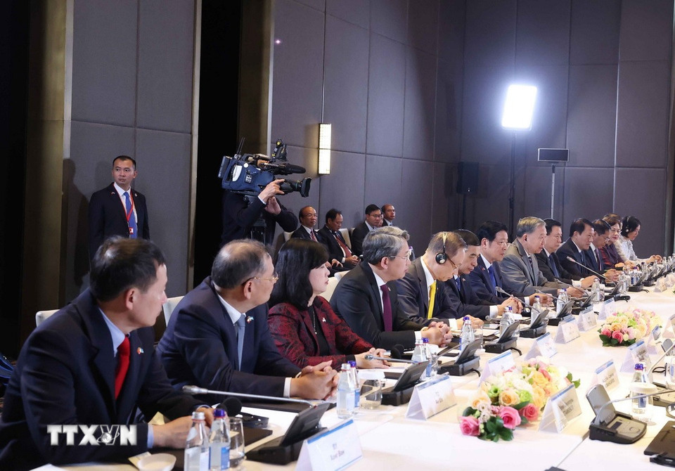 Tổng Bí thư Tô Lâm và thành viên đoàn Việt Nam tại cuộc hội kiến Chủ tịch Hạ viện Kazakhstan, Chủ tịch Đảng Amanat cầm quyền Erlan Koshanov. (Ảnh: Thống Nhất/TTXVN)