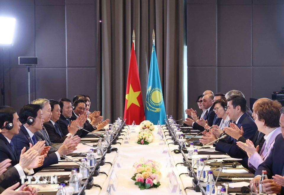 Tổng Bí thư Tô Lâm hội kiến Chủ tịch Hạ viện Kazakhstan, Chủ tịch Đảng Amanat cầm quyền Erlan Koshanov. (Ảnh: Thống Nhất/TTXVN)