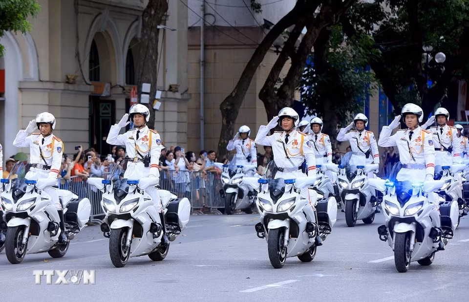 Đội xe môtô trình diễn phần bỏ hai tay chào. (Ảnh: Tuấn Anh/TTXVN)