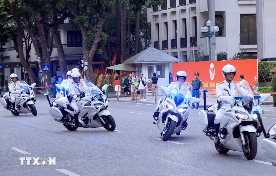 Màn trình diễn đi zích zắc của đội xe môtô dẫn đoàn. (Ảnh: Tuấn Anh/TTXVN)