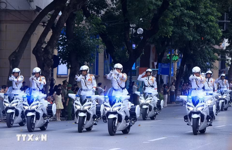 Đoàn xe môtô trình diễn màn bỏ hai tay, bắn súng. (Ảnh: Tuấn Anh/TTXVN)