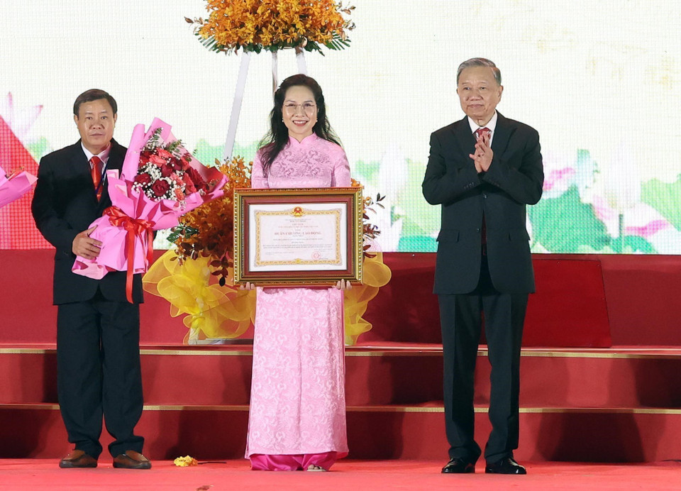 Tổng Bí thư Tô Lâm trao tặng Huân chương Lao động hạng Nhất cho Đảng bộ, chính quyền và nhân dân thị xã Phước Long. (Ảnh: Thống Nhất/TTXVN)