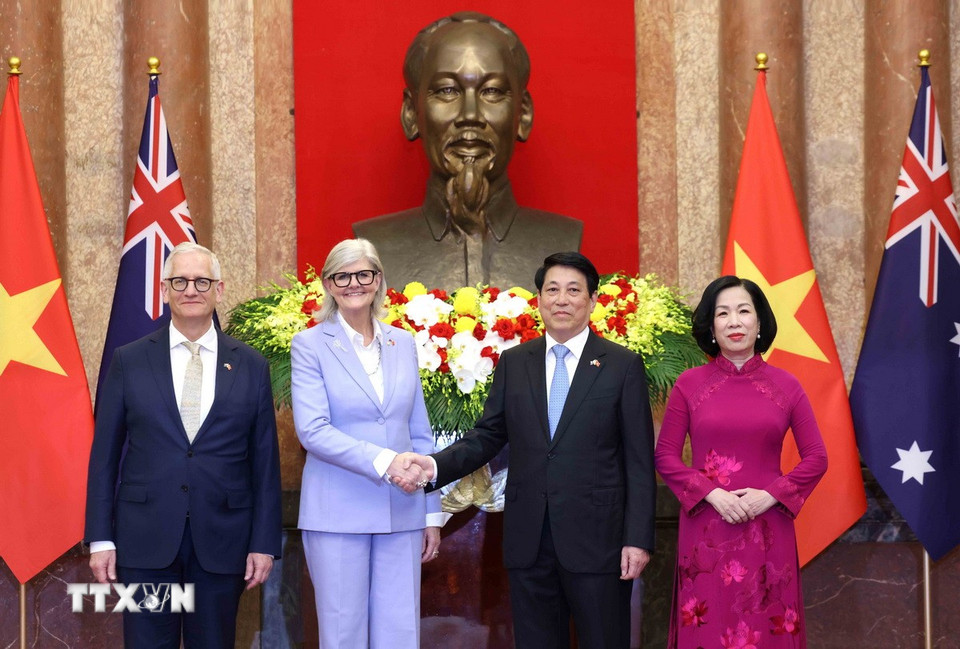 Chủ tịch nước Lương Cường và Phu nhân Nguyễn Thị Minh Nguyệt cùng Toàn quyền Australia Sam Mostyn và Phu quân Simeon Beckett chụp ảnh chung. (Ảnh: Lâm Khánh/TTXVN)