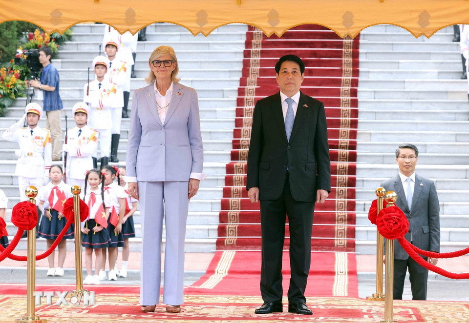 Chủ tịch nước Lương Cường và Toàn quyền Australia Sam Mostyn trên bục danh dự, nghe Quân nhạc cử Quốc thiều hai nước. (Ảnh: Lâm Khánh/TTXVN)