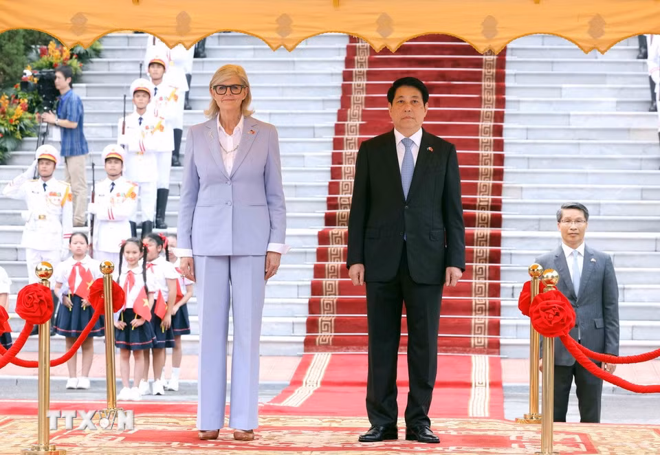 Chủ tịch nước Lương Cường và Toàn quyền Australia Sam Mostyn trên bục danh dự, nghe Quân nhạc cử Quốc thiều hai nước. (Ảnh: Lâm Khánh/TTXVN)