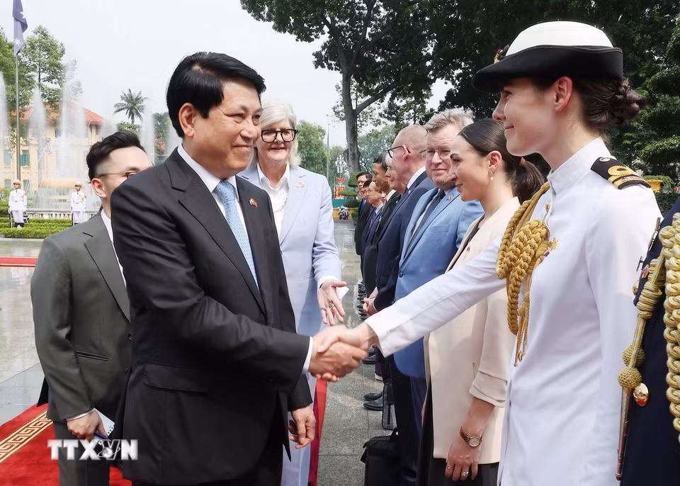 Toàn quyền Australia Sam Mostyn giới thiệu thành viên đoàn Australia với Chủ tịch nước Lương Cường. (Ảnh: Lâm Khánh/TTXVN)