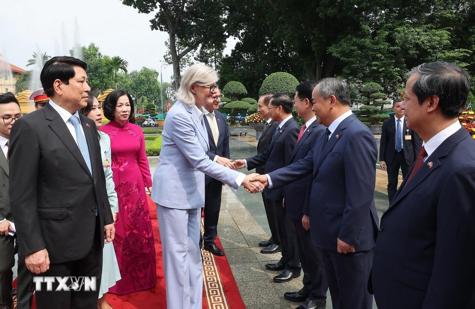 Chủ tịch nước Lương Cường giới thiệu thành viên đoàn Việt Nam với Toàn quyền Australia Sam Mostyn. (Ảnh: Lâm Khánh/TTXVN)