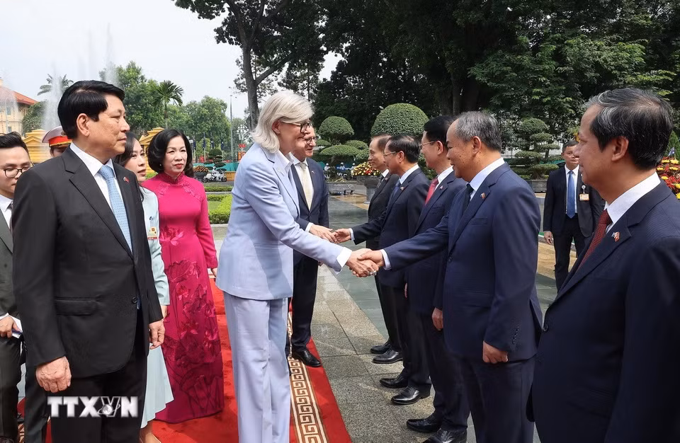 Chủ tịch nước Lương Cường giới thiệu thành viên đoàn Việt Nam với Toàn quyền Australia Sam Mostyn. (Ảnh: Lâm Khánh/TTXVN)