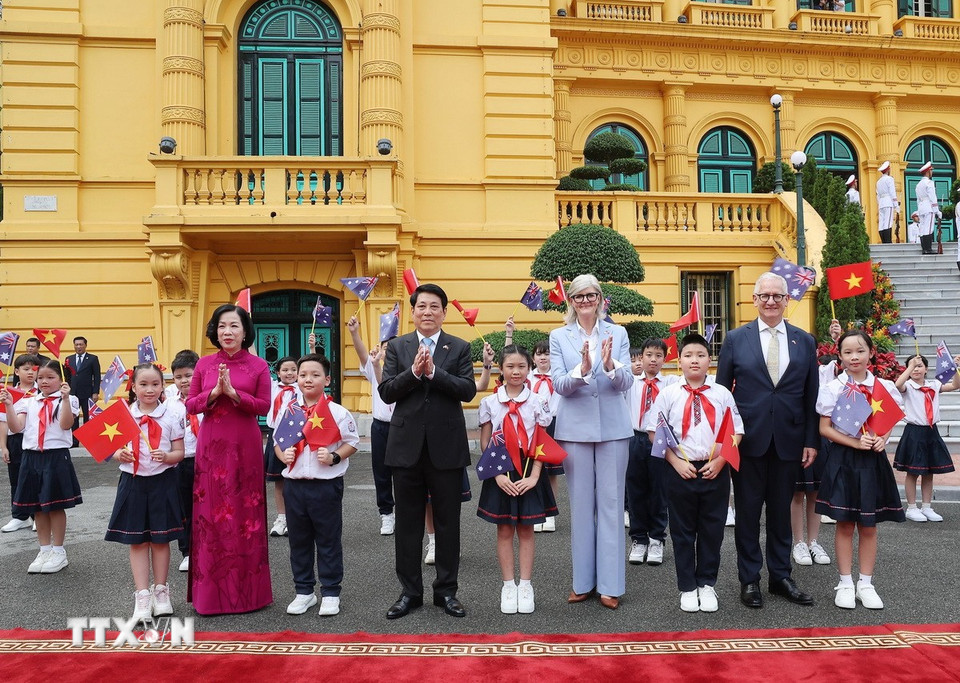 Chủ tịch nước Lương Cường và Phu nhân Nguyễn Thị Minh Nguyệt cùng Toàn quyền Australia Sam Mostyn và Phu quân Simeon Beckett với thiếu nhi Thủ đô Hà Nội. (Ảnh: Lâm Khánh/TTXVN)