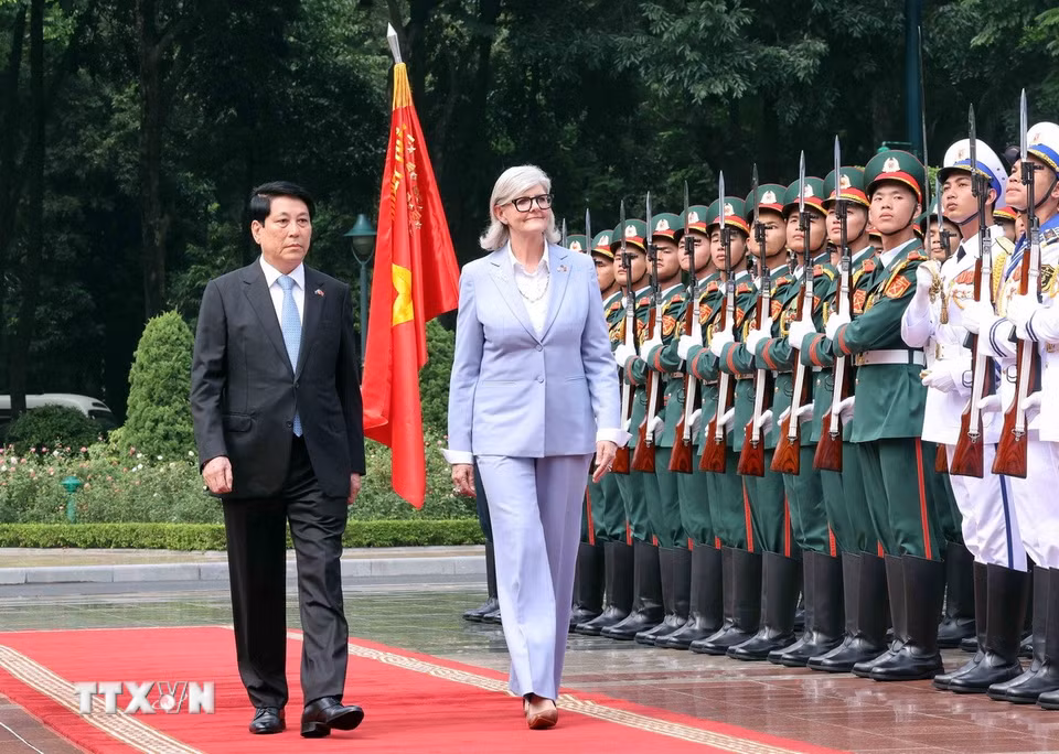 Chủ tịch nước Lương Cường và Toàn quyền Australia Sam Mostyn duyệt đội danh dự Quân đội nhân dân Việt Nam. (Ảnh: Lâm Khánh/TTXVN)