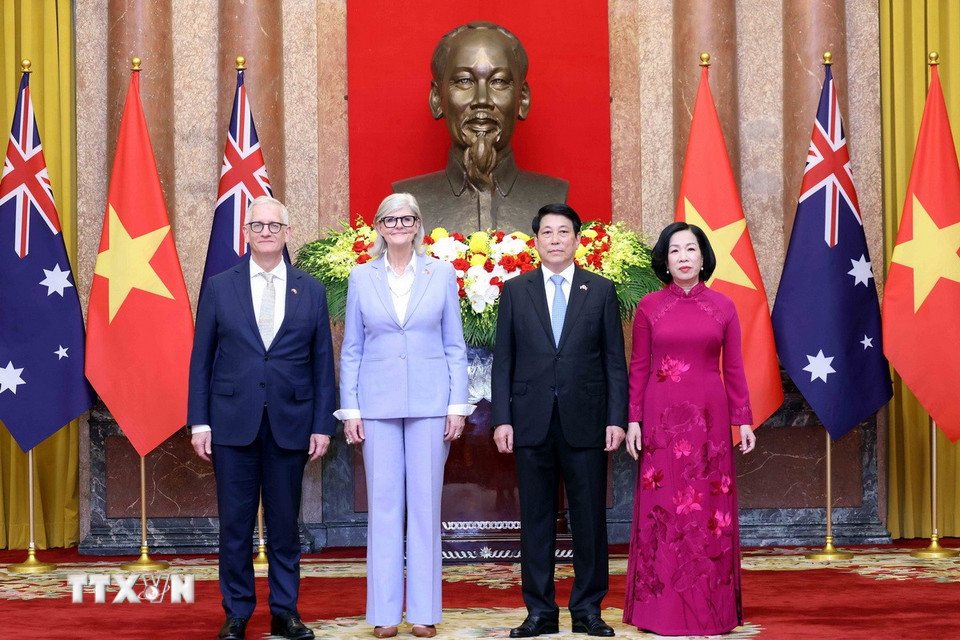 Chủ tịch nước Lương Cường và Phu nhân Nguyễn Thị Minh Nguyệt cùng Toàn quyền Australia Sam Mostyn và Phu quân Simeon Beckett chụp ảnh chung. (Ảnh: Lâm Khánh/TTXVN)