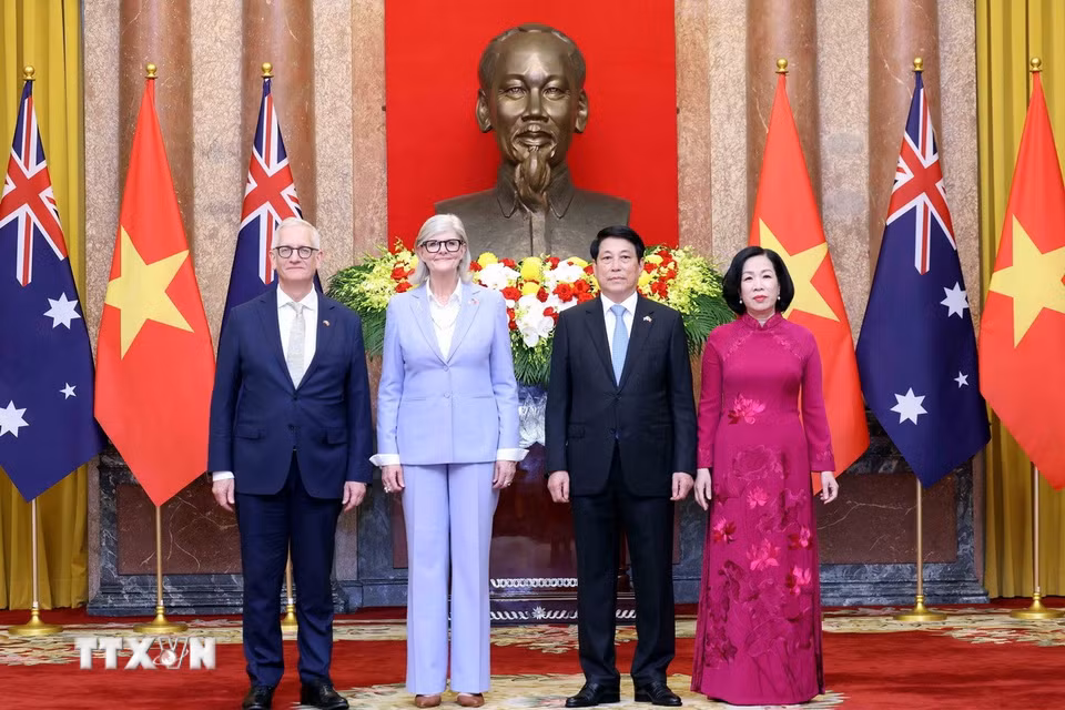 Chủ tịch nước Lương Cường và Phu nhân Nguyễn Thị Minh Nguyệt cùng Toàn quyền Australia Sam Mostyn và Phu quân Simeon Beckett chụp ảnh chung. (Ảnh: Lâm Khánh/TTXVN)