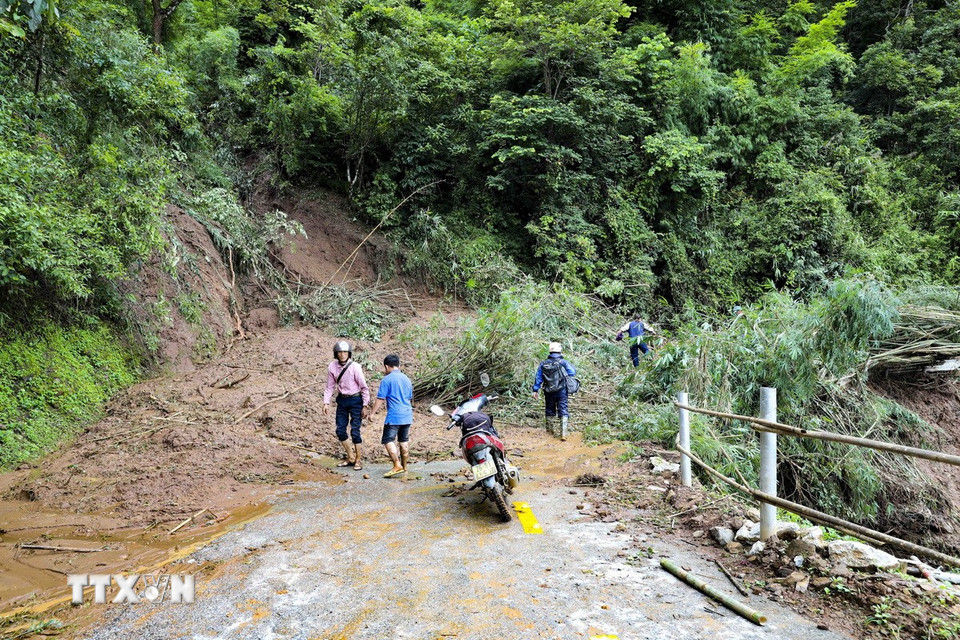 Nhiều điểm sạt lở nghiêm trọng. (Ảnh: TTXVN)