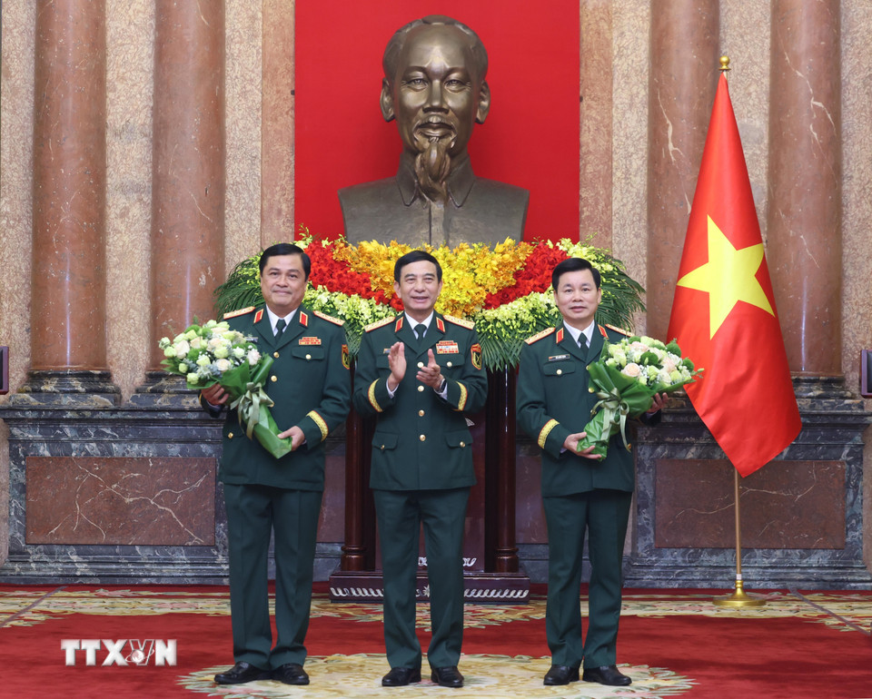 Đại tướng Phan Văn Giang, Ủy viên Bộ Chính trị, Phó Bí thư Quân ủy Trung ương, Bộ trưởng Bộ Quốc phòng chúc mừng Thượng tướng Đỗ Xuân Tụng, Phó Chủ nhiệm Tổng cục Chính trị Quân đội nhân dân Việt Nam và Thượng tướng Đỗ Văn Bảnh, Chính ủy Học viện Quốc phòng. (Ảnh: Lâm Khánh/TTXVN)