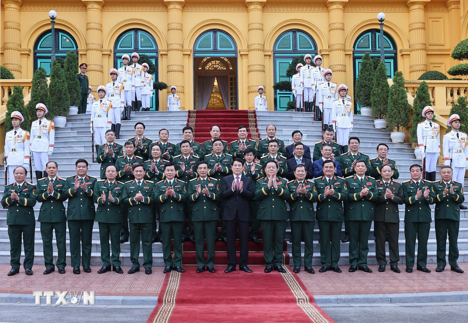 Chủ tịch nước Lương Cường với lãnh đạo Quân ủy Trung ương, Bộ Quốc phòng, Tổng cục Chính trị Quân đội nhân dân Việt Nam và các đơn vị. (Ảnh: Lâm Khánh/TTXVN)