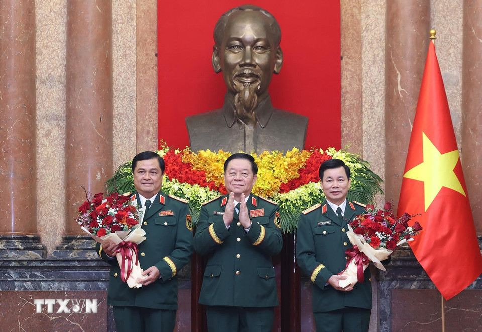 Đại tướng Nguyễn Trọng Nghĩa, Ủy viên Bộ Chính trị, Bí thư Trung ương Đảng, Chủ nhiệm Tổng cục Chính trị Quân đội Nhân dân Việt Nam chúc mừng Thượng tướng Đỗ Xuân Tụng, Phó Chủ nhiệm Tổng cục Chính trị Quân đội nhân dân Việt Nam và Thượng tướng Đỗ Văn Bảnh, Chính ủy Học viện Quốc phòng. (Ảnh: Lâm Khánh/TTXVN)