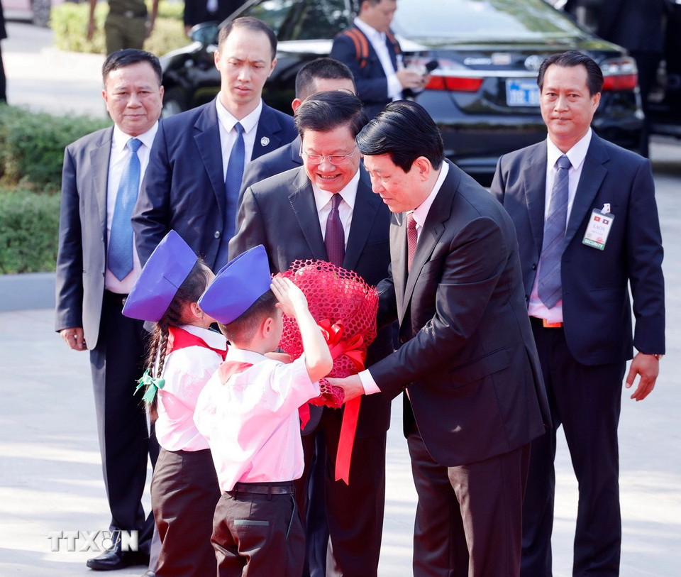 Thiếu nhi Thủ đô Vientiane tặng hoa, chào mừng Chủ tịch nước Lương Cường thăm cấp Nhà nước tới Cộng hòa Dân chủ Nhân dân Lào. (Ảnh: Lâm Khánh/TTXVN)