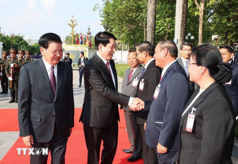 Chủ tịch nước Lương Cường với các thành viên Đoàn Lào tại lễ đón. (Ảnh: Lâm Khánh/TTXVN)
