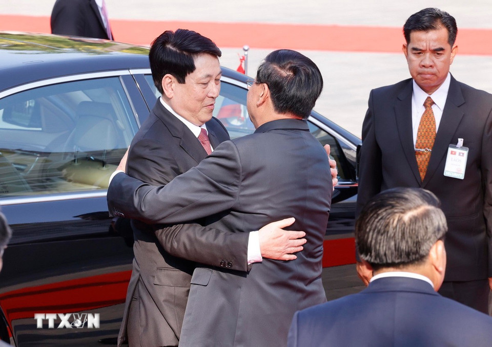 Tổng Bí thư, Chủ tịch nước Lào Thongloun Sisoulith đón Chủ tịch nước Lương Cường. (Ảnh: Lâm Khánh/TTXVN)