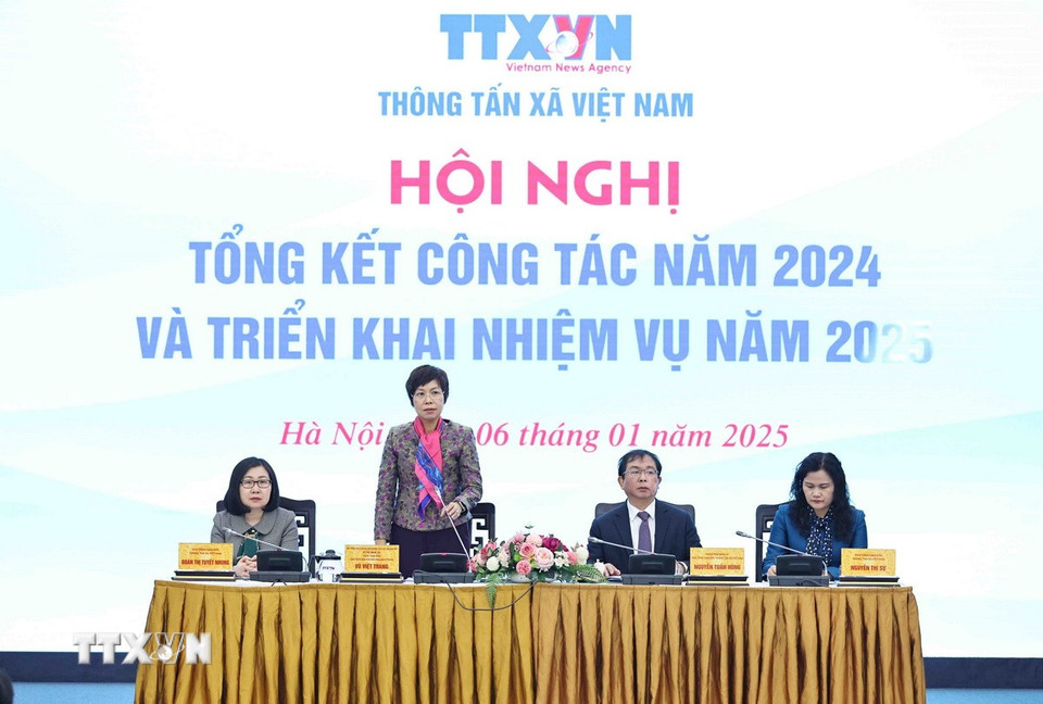 Tổng Giám đốc Thông tấn xã Việt Nam Vũ Việt Trang và các Phó Tổng Giám đốc chủ trì hội nghị. (Ảnh: Minh Đức/TTXVN)