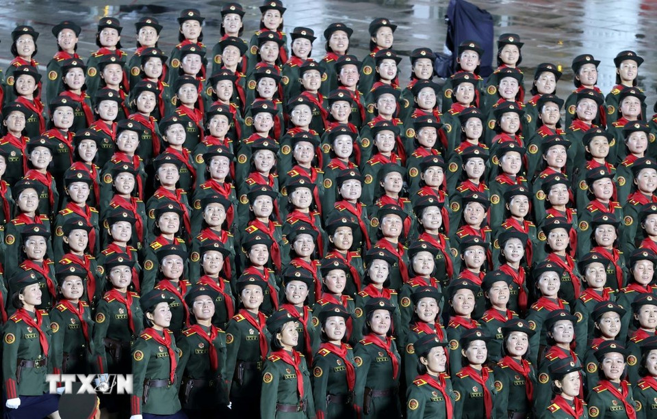 Các lực lượng vũ trang Triều Tiên duyệt binh tại Quảng trường Kim Nhật Thành. (Ảnh: Thống Nhất/TTXVN)