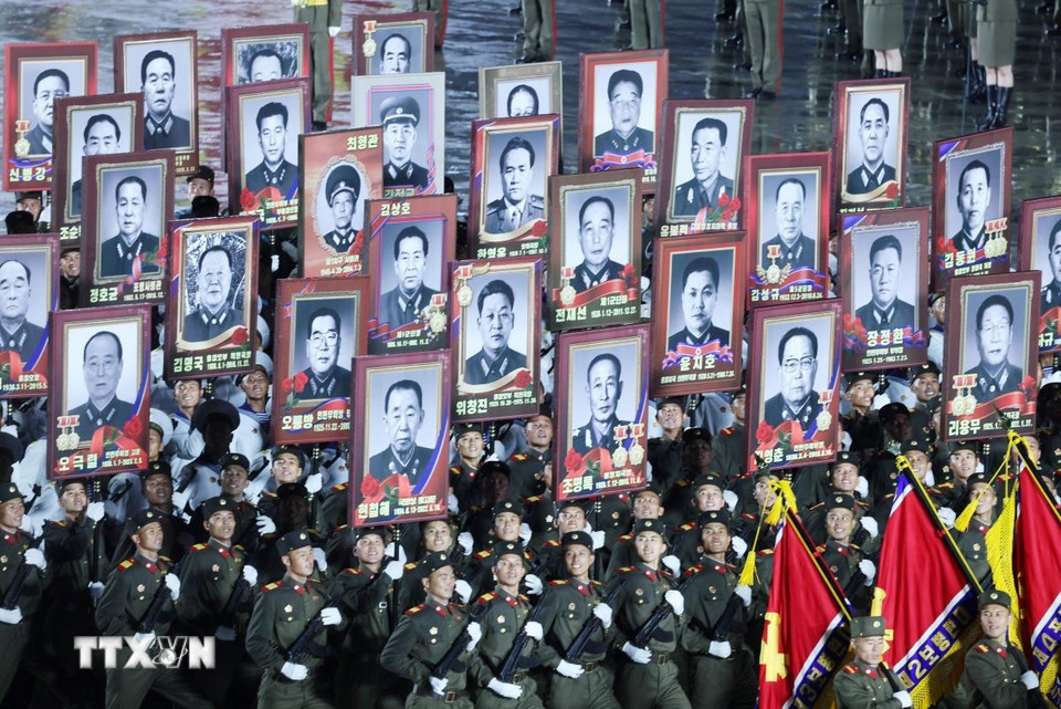 Các lực lượng vũ trang Triều Tiên duyệt binh tại Quảng trường Kim Nhật Thành. (Ảnh: Thống Nhất/TTXVN)