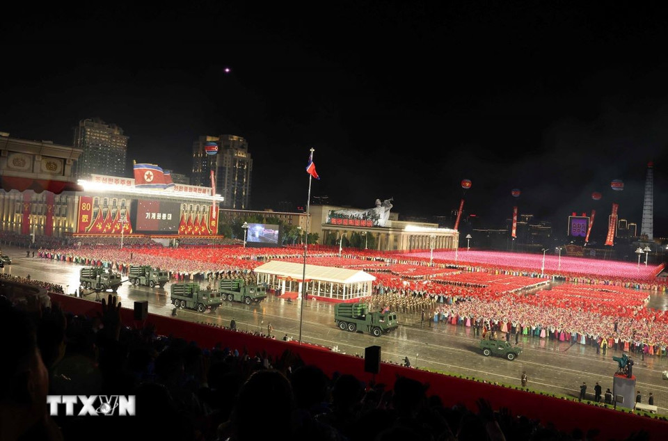Lễ duyệt binh kỷ niệm 80 năm thành lập Đảng Lao động Triều Tiên. (Ảnh: Thống Nhất/TTXVN)