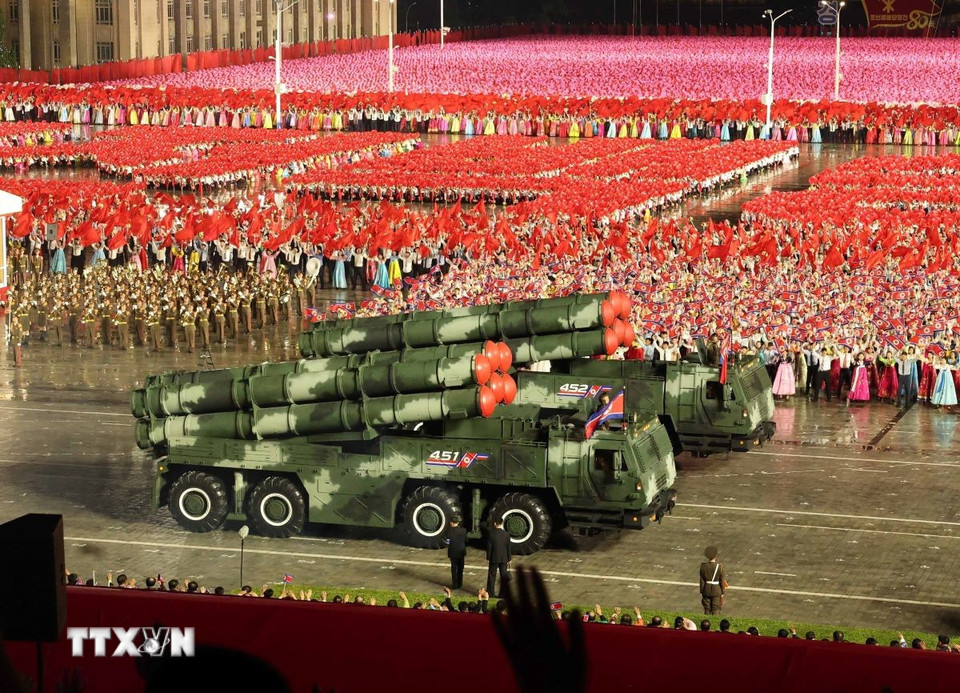 Các khí tài quân sự hiện đại tại Lễ duyệt binh kỷ niệm 80 năm thành lập Đảng Lao động Triều Tiên. (Ảnh: Thống Nhất/TTXVN)