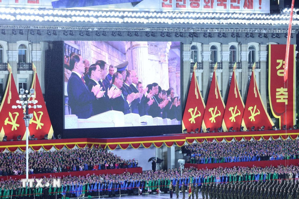 Các đại biểu tham dự buổi lễ tại Quảng trường Kim Nhật Thành ở Thủ đô Bình Nhưỡng. (Ảnh: Thống Nhất/TTXVN)