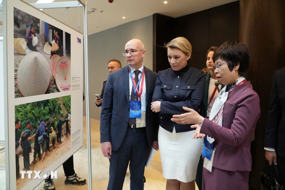 Tổng Giám đốc TTXVN Vũ Việt Trang giới thiệu tác phẩm của TTXVN với người phát ngôn Bộ Ngoại giao Nga Maria Zakharova (giữa) và Tổng Giám đốc TASS Mikhail Kondrashov. (Ảnh: Quang Vinh/TTXVN)