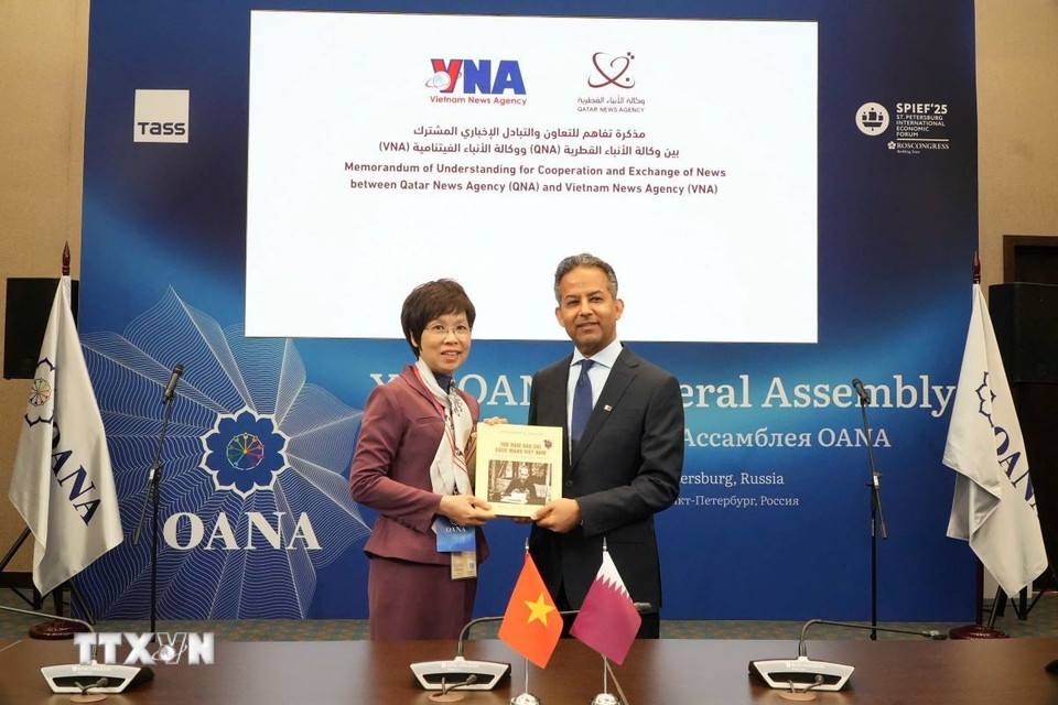 Tổng Giám đốc TTXVN Vũ Việt Trang giới thiệu sách ảnh '100 năm Báo chí Cách mạng Việt Nam' đến với bạn bè quốc tế. (Ảnh: Quang Vinh/TTXVN)